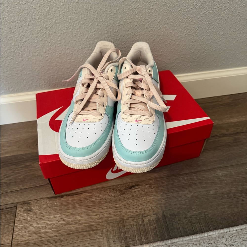 Nike Air Force 1 Low in White and Mint - Picture 2 of 3